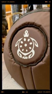 Lo strumento dell’anima 🛸🎶
Grazie alla collaborazione con l’artigiano @marco_della_ratta82 e di @salvioannunziato avete la possibilità di conoscere da vicino e imparare questi bellissimi strumenti!
Vieni a provare e rimmarrai colpito da quello che proverai nel suonarlo! 🤩
•
•
#handpan #artigianale #percussions