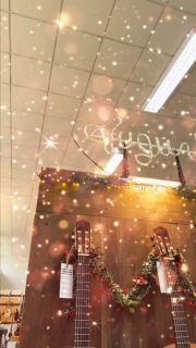 Oggi il Babbo ha optato per i regali classici! 😂🎁
Sfrutta gli sconti di Babbo Natale! 🎅🏼 
Fino al 20/12 🫎🛷
•
•
#christmasoffer #guitarshop #babbonatale