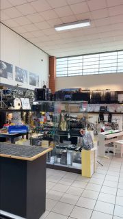 Questo Babbo ci fa veramente impazzire!! 😂
Pure la Birra 🍺 alla spina 🔌  voleva! 
Va beh! Noi vi aspettiamo in negozio per tutte le offerte di Natale 🎄 🎅🏼 fino al 20/12 ❗️
•
•
•
#babbonatale🎅 #offerte #santaclaus