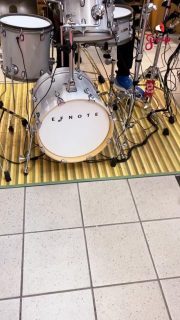 In un tranquillo sabato pomeriggio abbiamo incastrato @suonarelabatteria 🥁 lasciando un paio di bacchette appoggiate sul rullante di questa bellissima Efnote 5 🤩 non essendo riuscito a resistere abbiamo sfruttato l’occasione per fare qualche ripresa video 📹
La batteria é stata suonata senza modifiche e registrata direttamente dell’audo del telefono collegata ad una misera cassettina 🔈😅
•
•
#efnote #efnote5 #suonarelabatteria