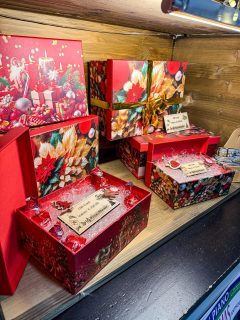 Arriva la Gift Box! 🎁 
Il regalo perfetto per Natale! 🎄
Super personalizzabile e sicuramente azzeccato 🤩
Per qualsiasi informazione non esitare a contattarci 📲
•
•
#christmasgift #giftideas #giftbox